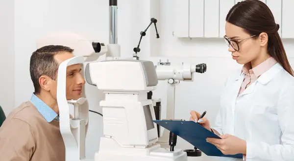 Kto dobiera soczewki? Okulista czy optometrysta? Dowiedz się!