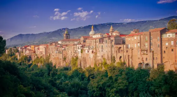 Antica città arroccata su una rupe, con case color ocra e chiese con cupole verdi, circondata da una lussureggiante vegetazione. Un gioiello tra i borghi medievali della Campania.