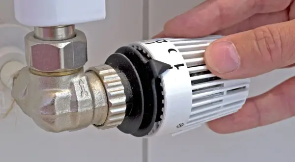 Regolazione delle valvole termostatiche su vecchi termosifoni per ottimizzare il comfort e il risparmio energetico.