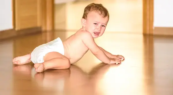 Płacz niemowlaka na podłodze, być może objawy ADHD u niemowlaka?