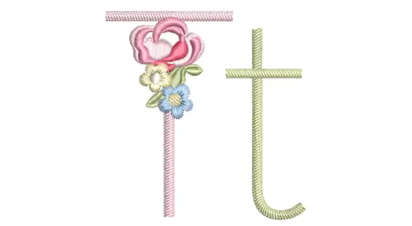 Ein bestickter Buchstabe T für die Grundschule, verziert mit einer zarten Rose und kleinen Blumen.