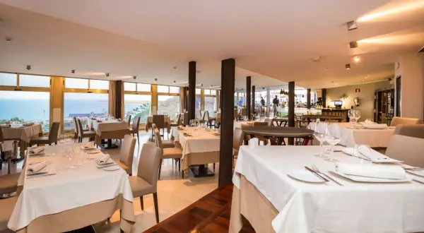 Ett elegant dukat matsal med havsutsikt, perfekt för middagar på restauranger i San Agustin.