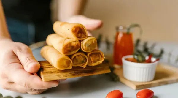 Chrupiące sajgonki podane z aromatycznym sosem do sajgonek. Idealna przekąska na każdą okazję.