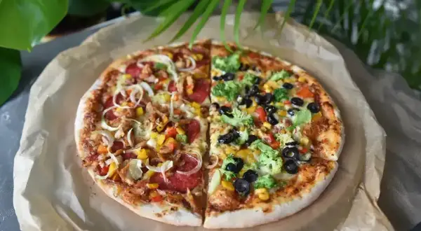 Pół na pół: 32 cm pizza z kurczakiem, papryką i cebulą oraz z brokułami, kukurydzą i oliwkami.