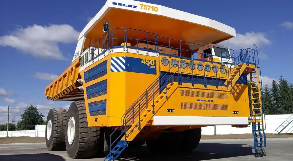 Le BelAZ 75710, le plus gros camion routier du monde, est un monstre jaune et bleu prêt à déplacer des montagnes.