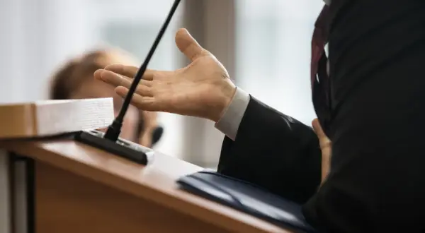 Przesłuchanie świadka na policji: Krok po kroku - Co musisz wiedzieć