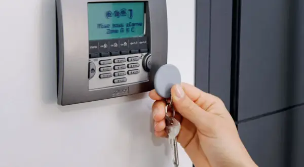 Jak działa alarm w domu? Poznaj kluczowe elementy i funkcje