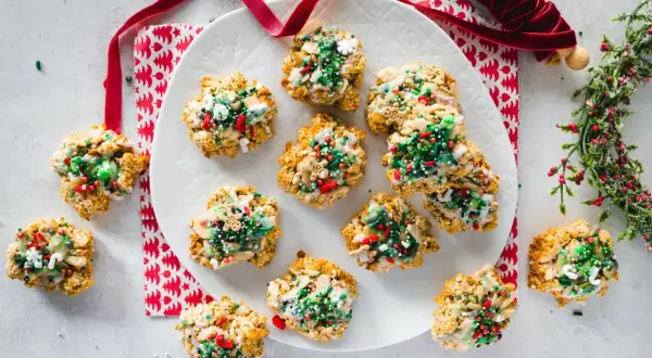 Festliche protein kekse mit haferflocken, verziert mit Zuckerguss und bunten Streuseln. Perfekt für die Feiertage!