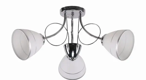 Elegancka lampa chrom sufitowa z trzema kloszami z mlecznego szkła, ozdobiona srebrnymi paskami.
