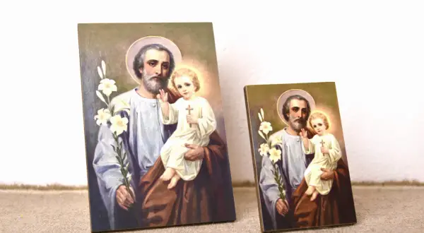 Dwa obrazy przedstawiające Świętego Józefa z Dzieciątkiem Jezus. Idealne do odmawiania litanii do świętego Józefa.