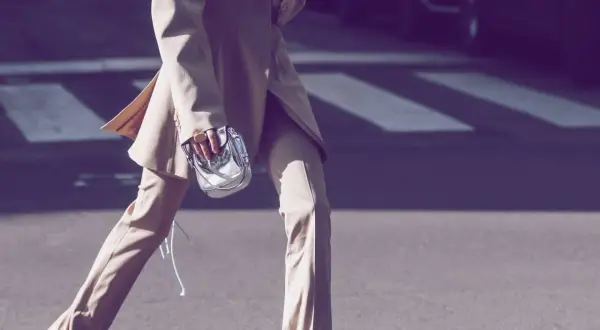 Elegant beige suit, perfect for a theater visit. Was zieht man ins Theater an? Diese stilvolle Garderobe ist eine Antwort.