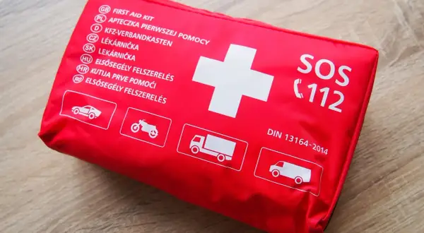 Apteczka: Co musisz mieć? Dom, auto, podróż pełna lista!