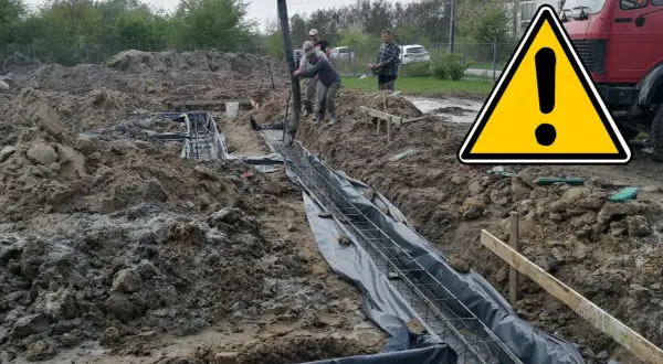 Budowa trwa! Wylewanie betonu na zbrojenie, tworząc solidne ławy fundamentowe pod przyszły budynek.