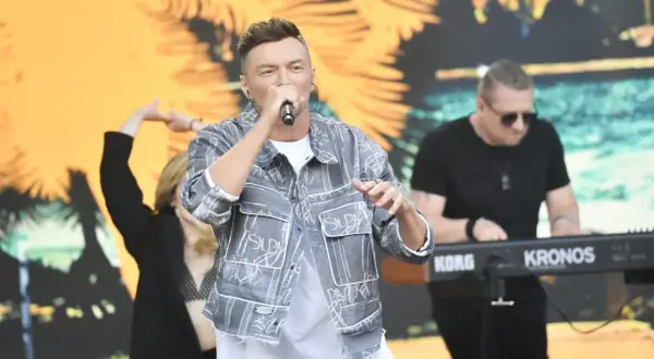 Wokalista w kurtce z napisem "SILPA" śpiewa na scenie, obok klawiszowiec. Liber w akcji.