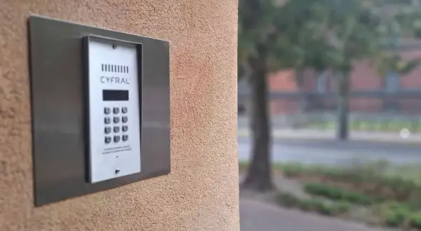 Domofon Cyfral na ścianie budynku. Aby wejść, trzeba wiedzieć, jak wpisać kod do klatki.