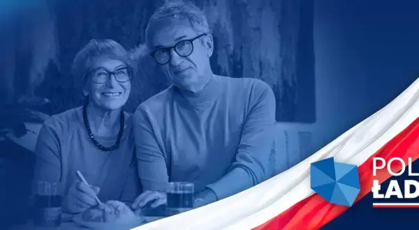 Uśmiechnięta para seniorów przy stole, obok symbol "Polski Ład" i biało-czerwona flaga.