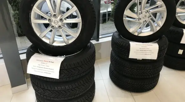 Zimowe koła do Nissana X-Trail i Qashqai. Warto sprawdzić oponeo opinie przed zakupem.