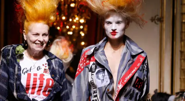 Zwei Models mit wilden Frisuren und auffälligem Make-up, die den Geist des Punk heute verkörpern.
