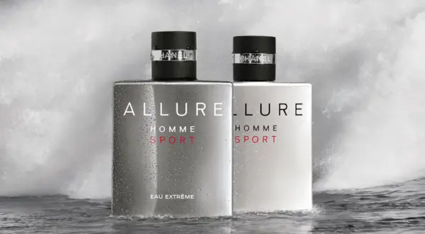Dwie butelki Chanel Allure Homme Sport 100ml w wodzie, symbolizujące świeżość i energię.
