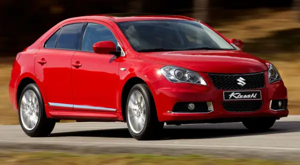 Czerwony sedan Suzuki Kizashi w ruchu.