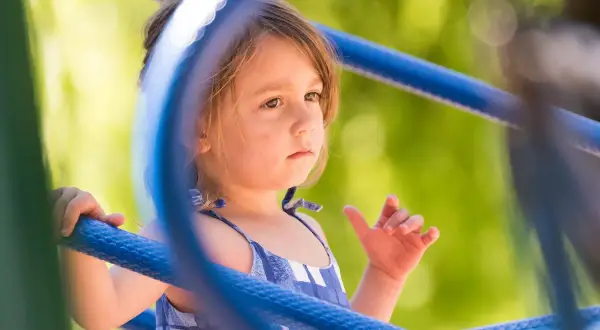 Mała dziewczynka z zainteresowaniem przygląda się otoczeniu, być może to oznaka jej wyjątkowego sposobu postrzegania świata, jak w przypadku asperger u dziewczynek.