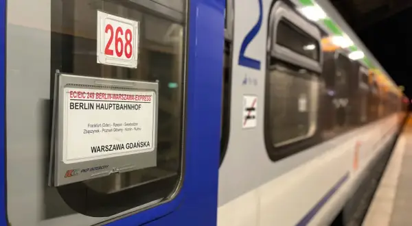 Pociągi międzynarodowe z Warszawy: Berlin-Warszawa Express, numer 268, z logo PKP Intercity.