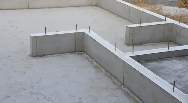 Jak głęboki fundament pod ogrodzenie? Kluczowe informacje dla Ciebie