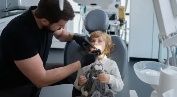 Co zrobić gdy dziecko nie chce otworzyć ust u dentysty - skuteczne metody