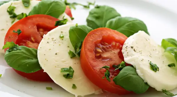 Caprese: Czy pomidor z mozzarellą naprawdę szkodzi zdrowiu?