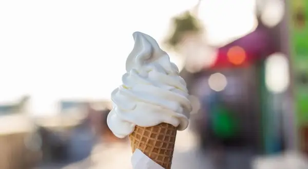 Pyszne lody włoskie w wafelku, idealne na upalny dzień. Nie myśl o kcal, po prostu się delektuj!