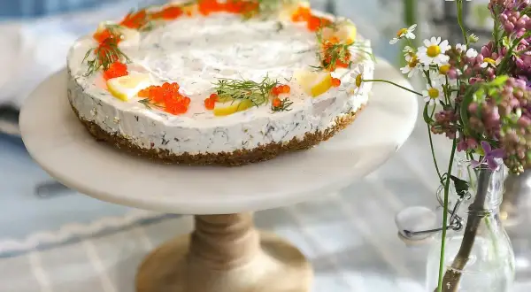 En vacker silltårta kavring med dill, citron och rom. Perfekt för midsommar.
