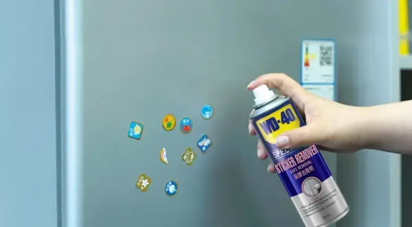 Jak usunąć naklejkę z szyby? Spray WD-40 Sticker Remover pomoże pozbyć się uporczywych naklejek z lodówki.