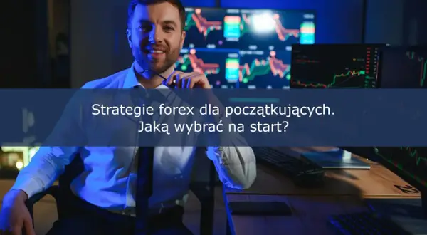 Uśmiechnięty mężczyzna przy biurku z wykresami giełdowymi na monitorach. Temat: strategie forex dla początkujących.