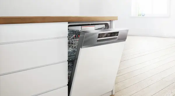 Lave-vaisselle Bosch ouvert, affichant son intérieur. Si un code erreur apparaît, consultez le manuel.