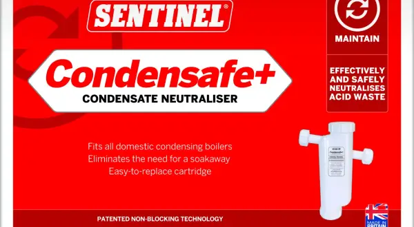 Entretien du neutraliseur de condensat Sentinel Condensafe+. Efficace et sûr pour neutraliser les déchets acides.