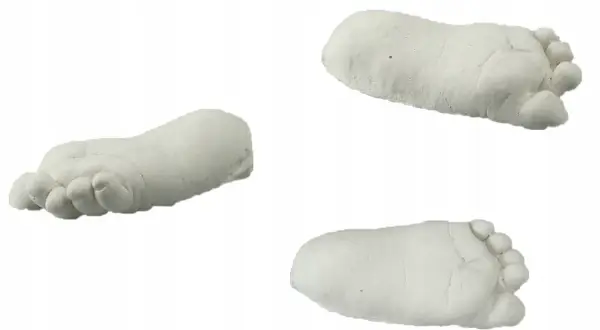 Odlewy stóp niemowlęcych wykonane z gipsu. Idealny materiał, jaki gips do odlewów, by zachować wspomnienia.