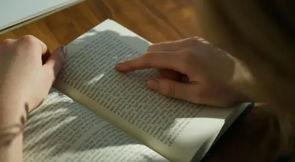 Här ser du hur man skriver en slutsats, med fingret som följer texten i en bok.