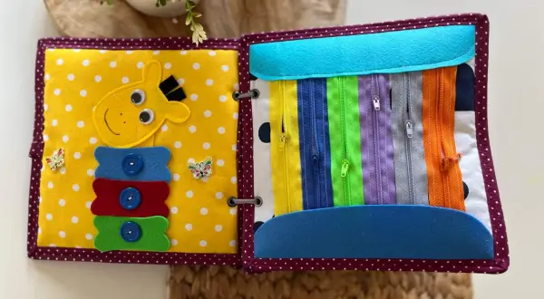 Książeczka sensoryczna personalizowana – rozwój dziecka przez zabawę