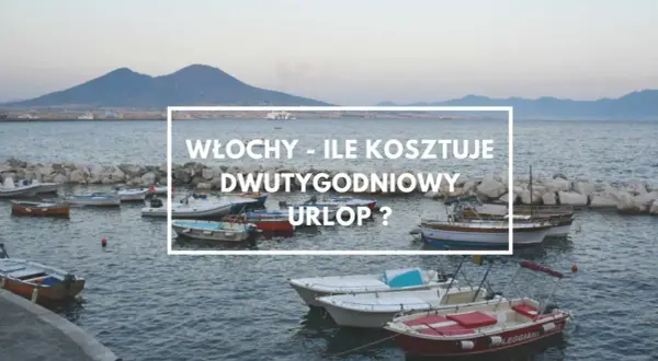 Włochy - ile kosztuje dwutygodniowy urlop? Widok na zatokę z łodziami i wulkanem w tle.