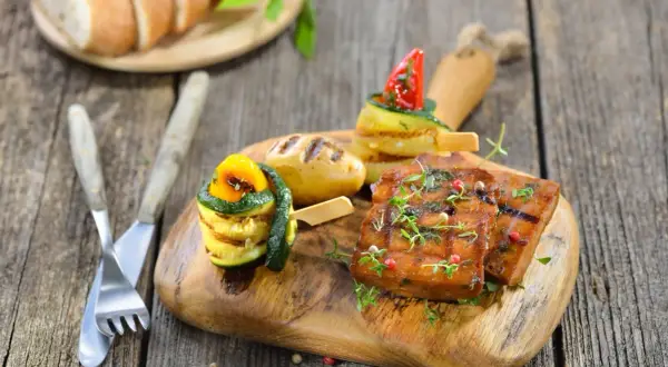 Seitan grigliato con verdure e patate, un piatto gustoso che evidenzia i **seitan valori nutrizionali** per un pasto sano.