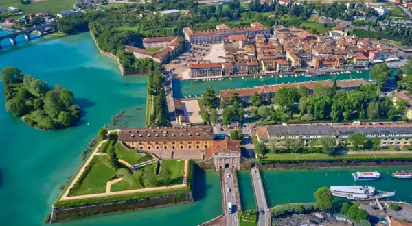 La fortezza di Peschiera del Garda vista dall'alto, con le sue mura pentagonali e le acque turchesi del lago.