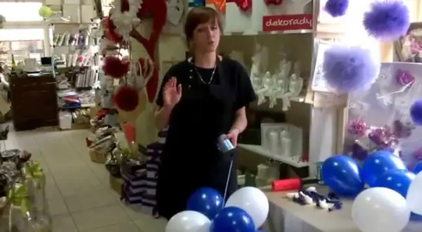 Jak skutecznie przykleić balony do ściany bez uszkodzeń – proste metody dekoracji