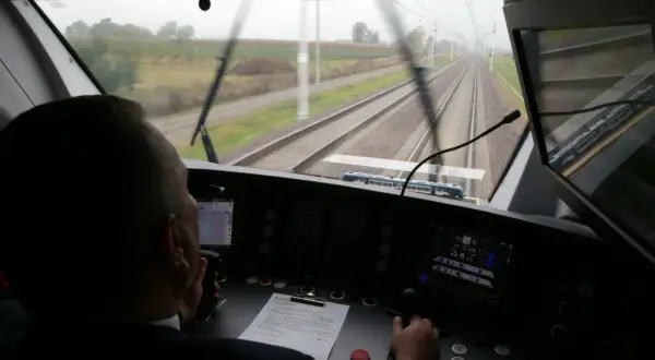 Ile zarabia kierowca pociągu? Zaskakujące fakty o pensjach w Polsce