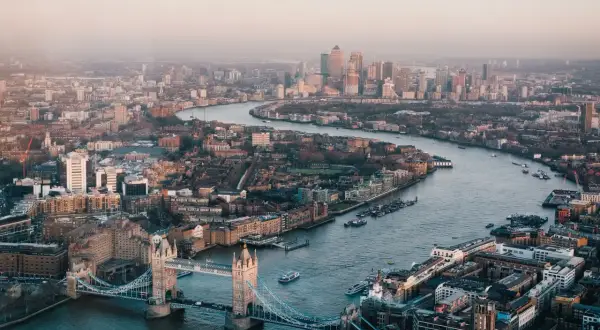 Widok na Tamizę i Tower Bridge, idealny do wpisu na blog o Londynie. W tle nowoczesne wieżowce.