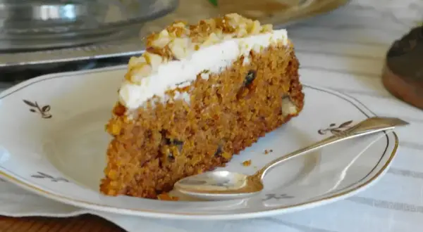 En saftig bit morotskaka med krämig frosting och nötter. Perfekt att frysa in morotskaka för senare njutning.