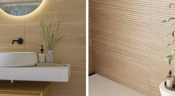 Idée carrelage petite salle de bain : mur texturé imitation bois clair, lavabo rond blanc, robinetterie noire. Ambiance zen et naturelle.