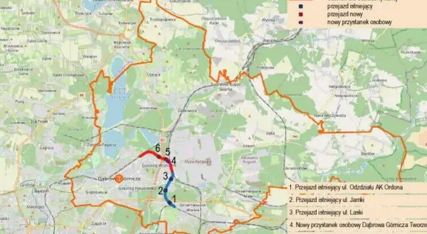 Mapa przedstawia przebieg dróg i linii kolejowych w okolicach Dąbrowy Górniczej, z zaznaczonymi przejazdami i przystankami.
