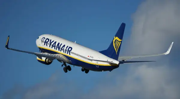 Samolot Ryanair wznosi się na błękitne niebo. Zastanawiasz się, czy można wziąć jedzenie do samolotu Ryanair?