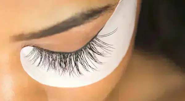 Des cils longs et volumineux, un rêve pour beaucoup. Découvrez comment avoir des cils plus longs grâce à des soins et extensions.