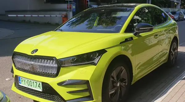 Jaskrawozielony Skoda Enyaq na testach drogowych. Elektryczny SUV z polskimi tablicami rejestracyjnymi.